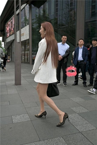 两个奶被老头摸着吃视频,老人公共场所不雅行为，社会谴责警方介入-3